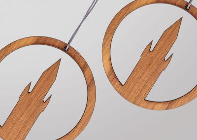 Weihnachtsschmuck aus Holz mit Adolfsturm-Motiv