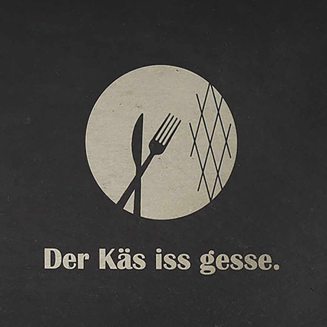 Servierplatte – Der Käs iss gesse – Detailfoto